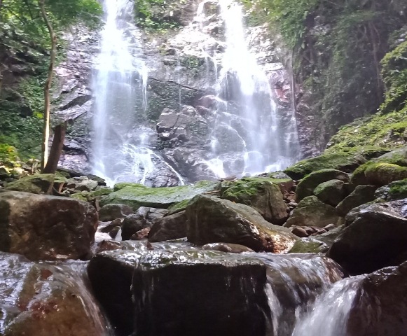 Một trong số những thác nước đẹp tại Vườn quốc gia Chư Mom Ray